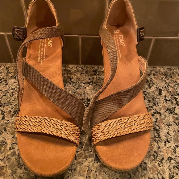 Toms  Canvas Straw Wedges  High Heel Size 9 - Picture 2 of 4